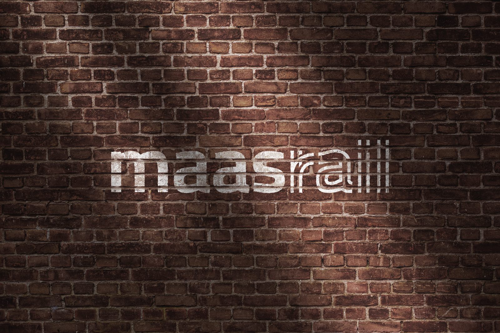 MaasRail Markenauftritt: Logo als Schablonen-Schriftzug auf einer Backsteinwand